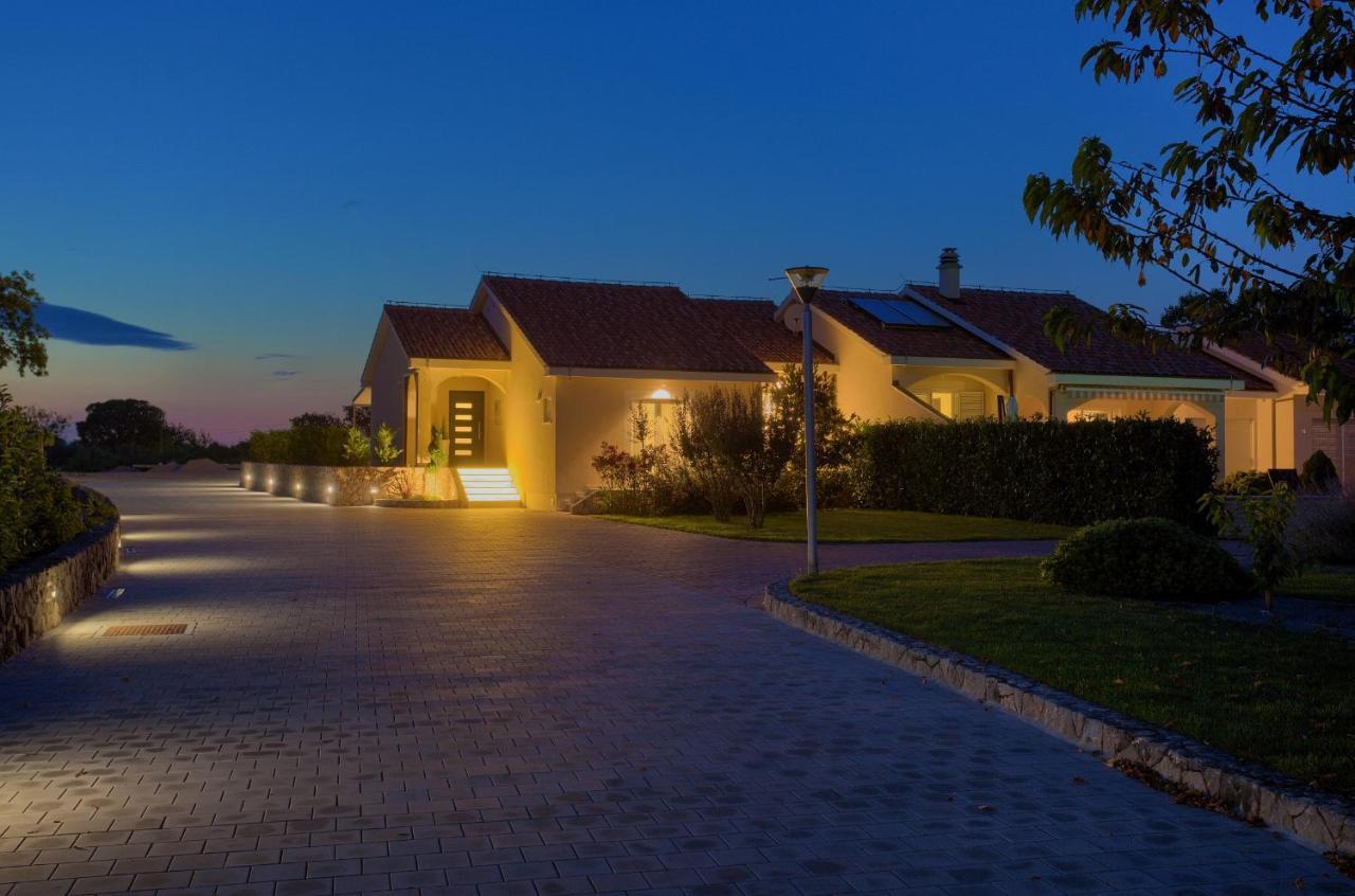 Holiday Home Elegant Vrh  Екстериор снимка